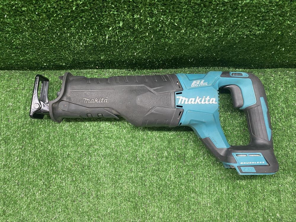 Безчетков саблен трион Makita DJR187