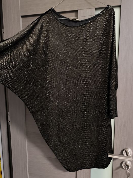 Rochie neagră scurtă cu sclipici și un umăr căzut
