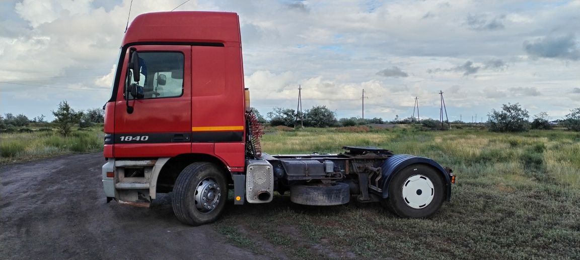 Тягач мерседес  .