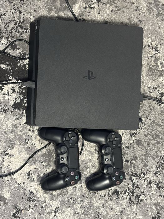Ps 4 impreuna cu volan , pedale si schimbator viteze .