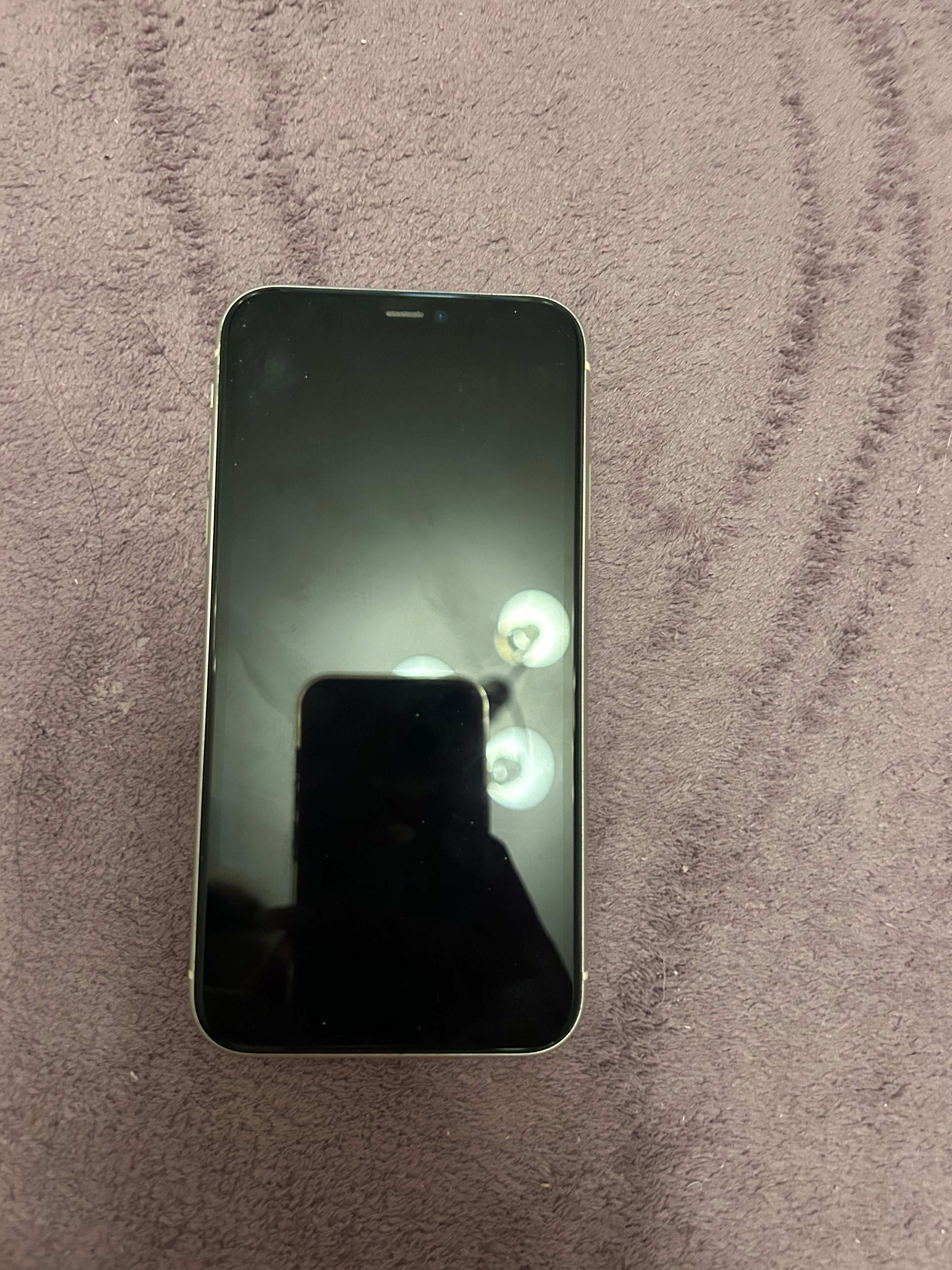 Продавам Iphone 11