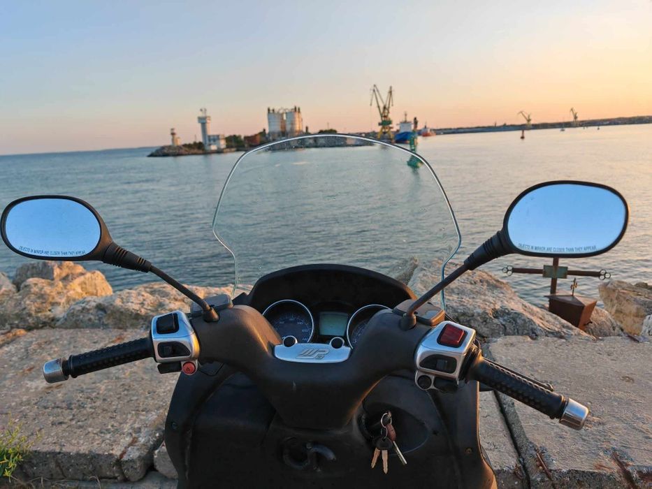 Scuter Piaggio mp3 300 se conduce cu categoria B