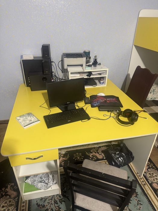 Диван со шкафом и стол