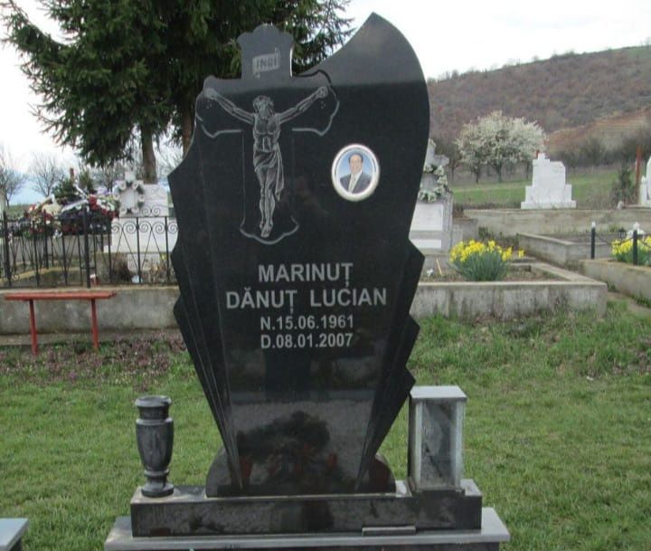 Monumente funerare diferite modele