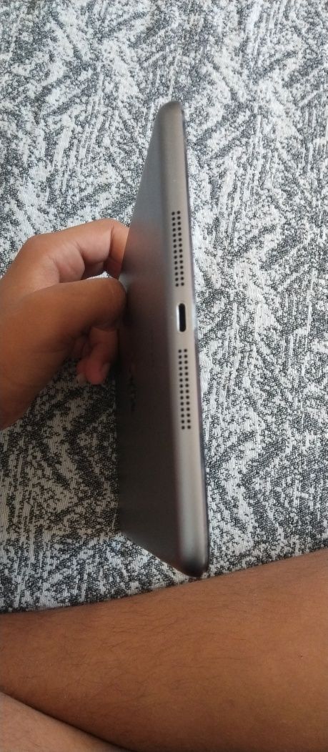 Продавам iPad mini в отлично състояние