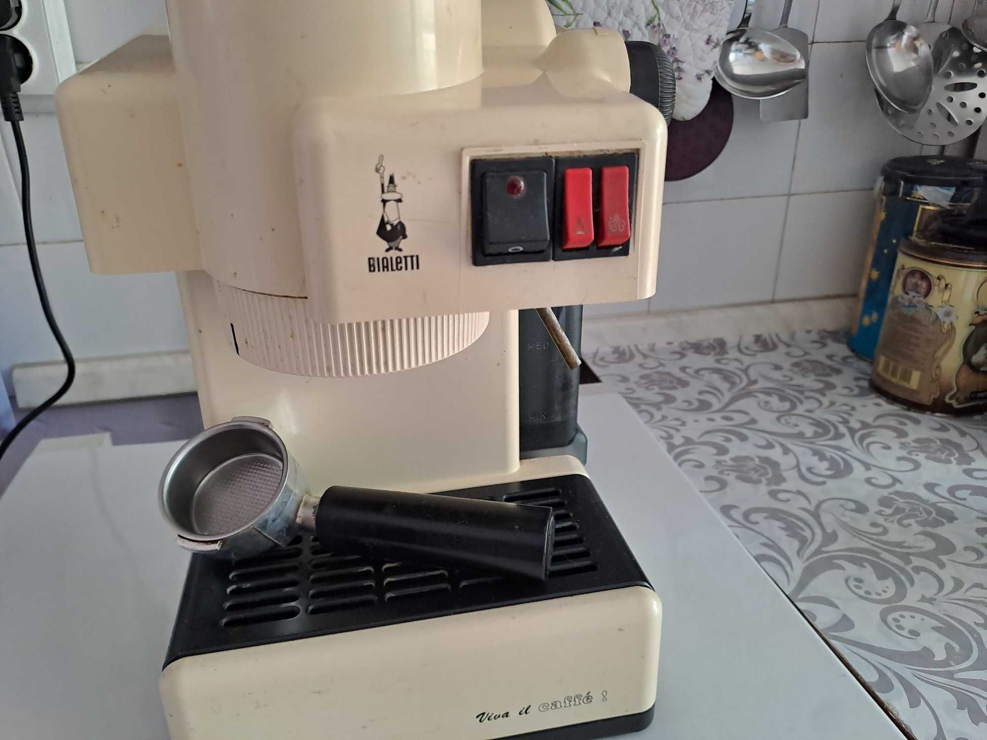 Италианска кафе машина Bialetti за еспресо, капучино и чай