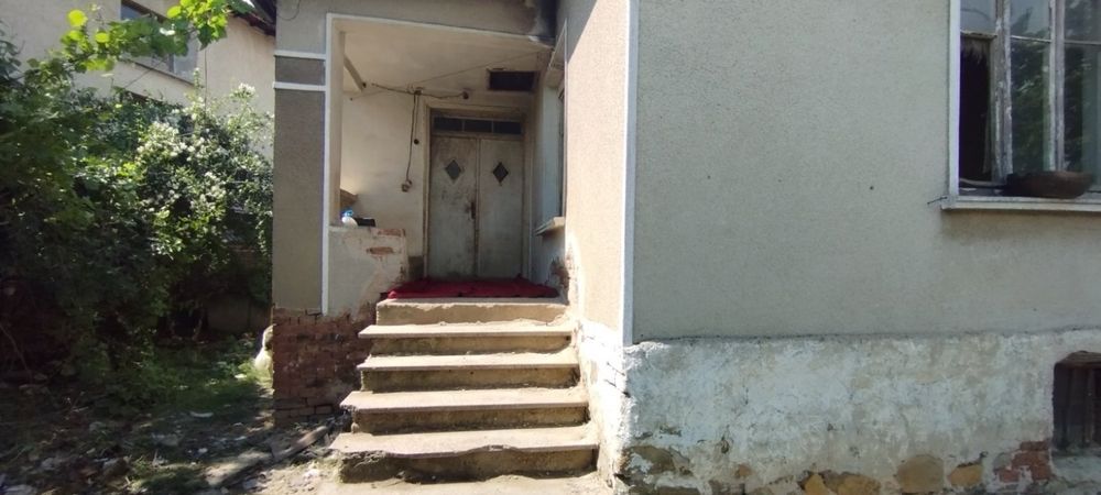 Продава се къща в гр. Ихтиман в идеален център.