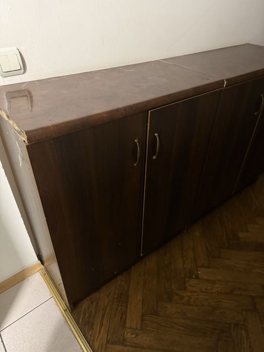 Шкаф с полками в хорошем состоянии