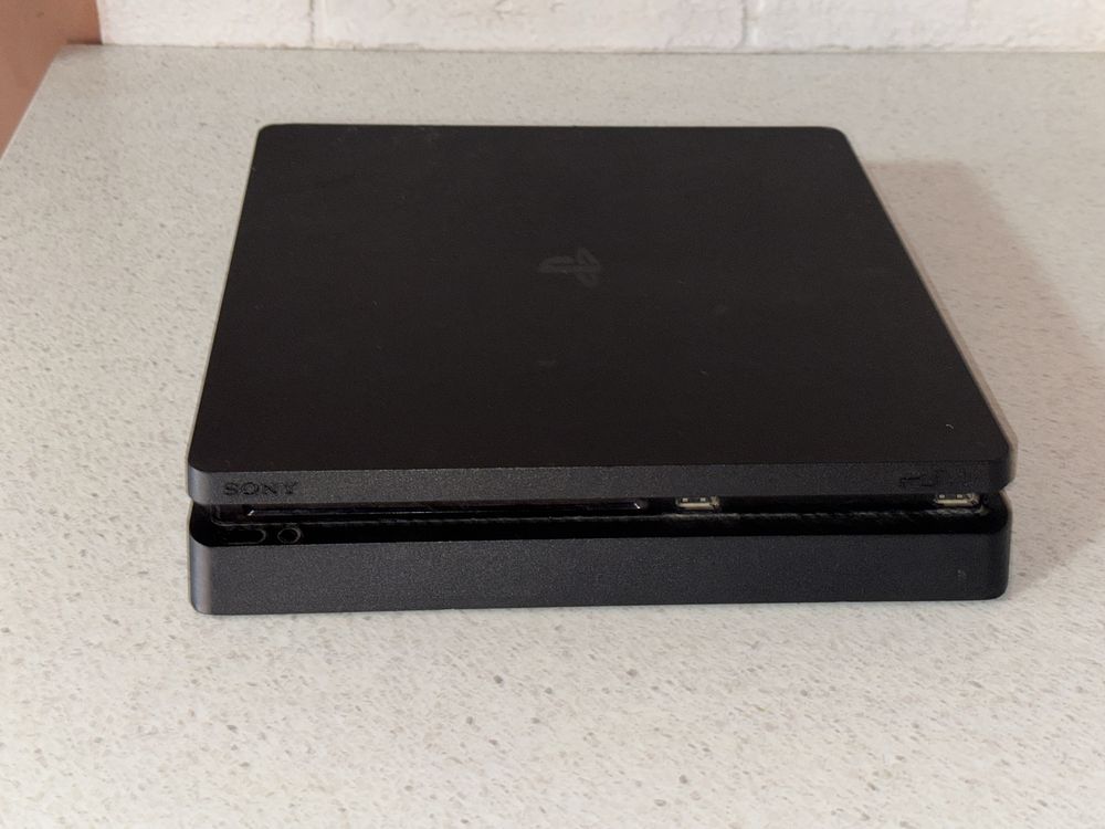 Ps4 Slim 500gb 2joysticka + 5 igri