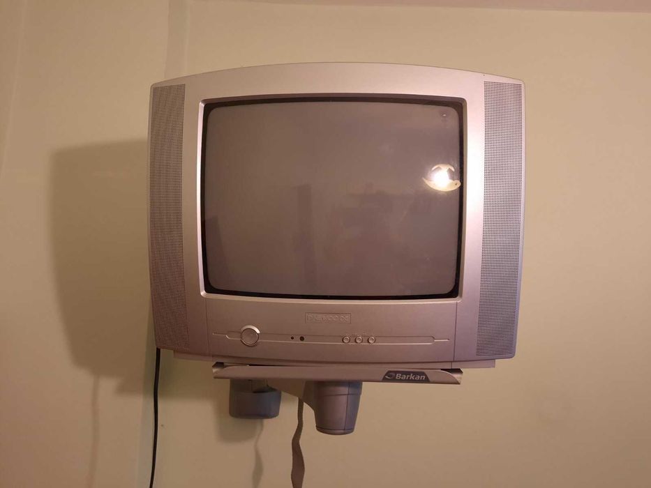 Малък Телевизор и стойка за стена