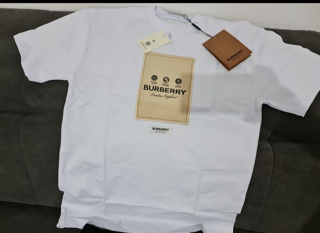 Vând Compleu Burberry