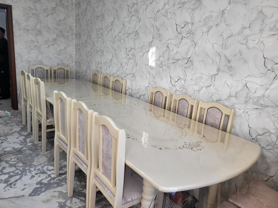 Стол и стулья за очень хорошую цену.