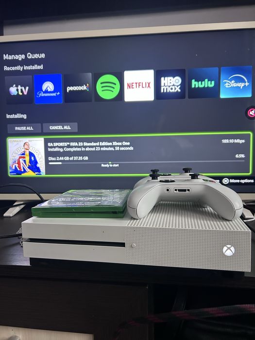 Xbox one cu 2 controllere si un fifa 23