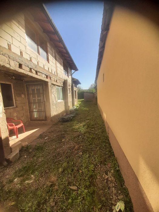 Casa la rosu cu etaj