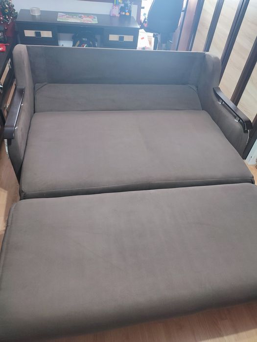 Vând canapea extensibila 3 locuri pe structura metalica