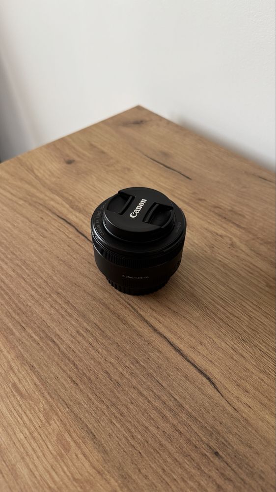 Canon EOS 2000D с два обектива, калъф и зарядно