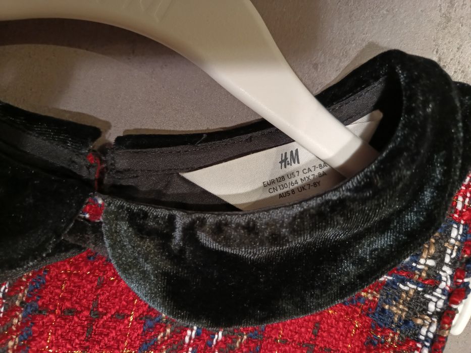 Кокетни празнични роклички момиче  7-8 години.