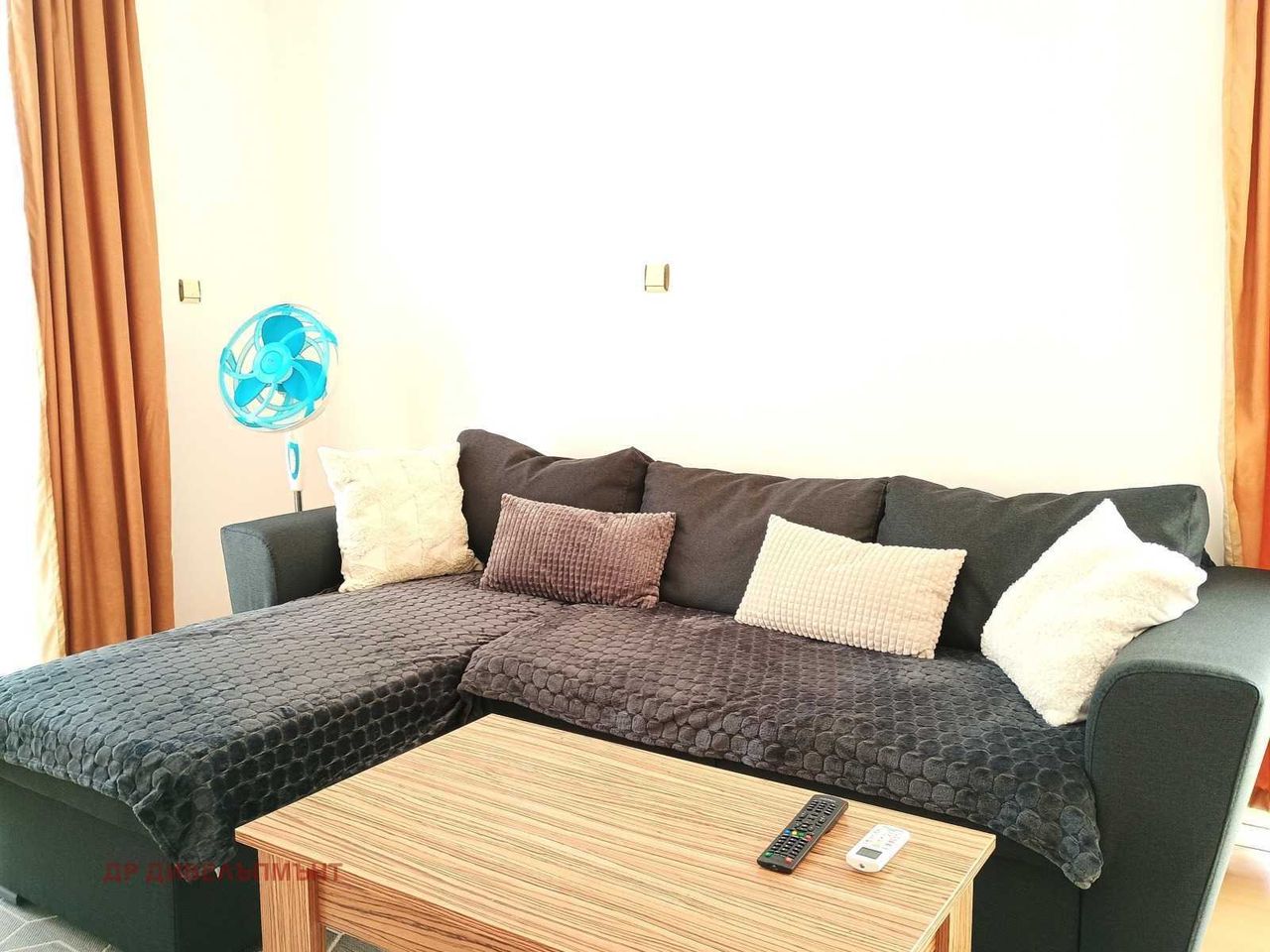 Дава се под наем Едностаен апартамент в Перник, Център - 42 кв.м за 459 € - Снимка #2