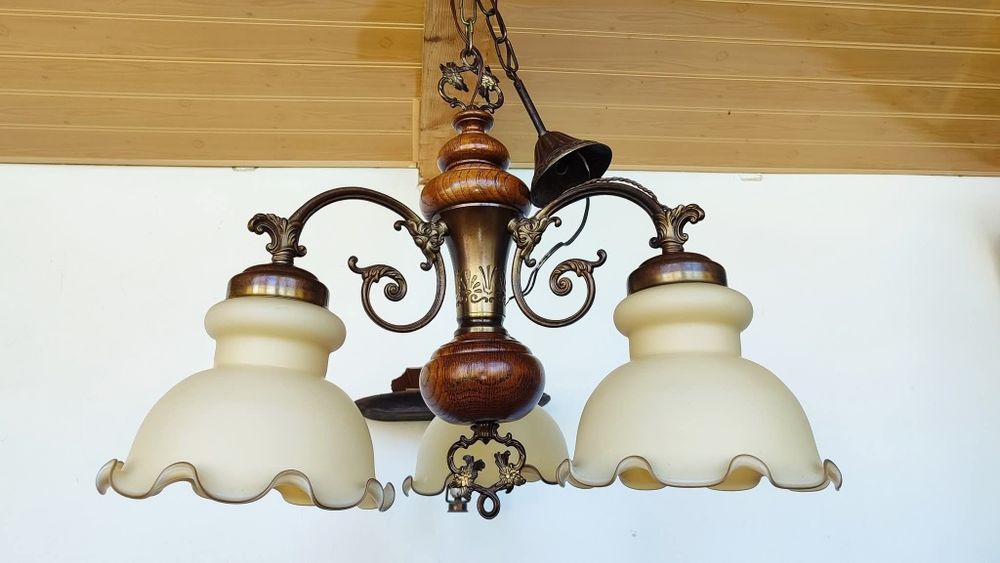 Уникален масивен месингов полилей съчетание с дъб и матови стъкленици