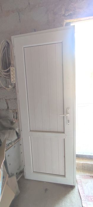 Пластиковые дверь