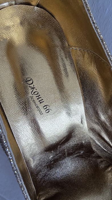 Златни обувки на ток