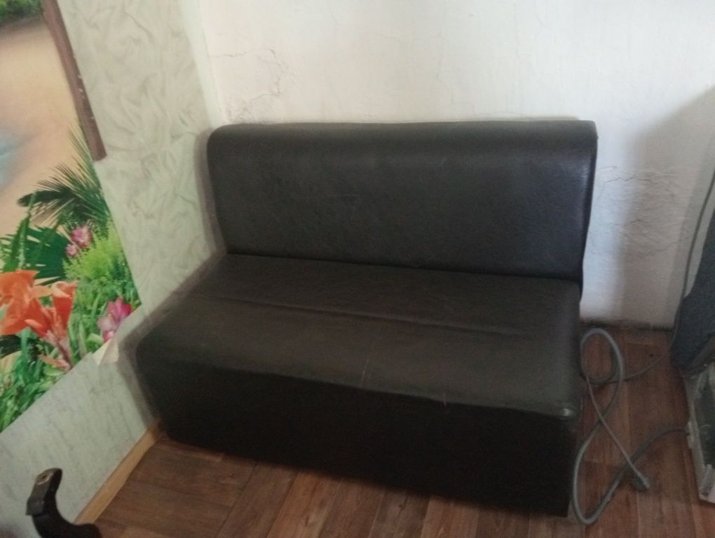 Продам маленький кожаный диван.