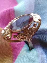 Продам золотое женское кольцо с камнем Александрит