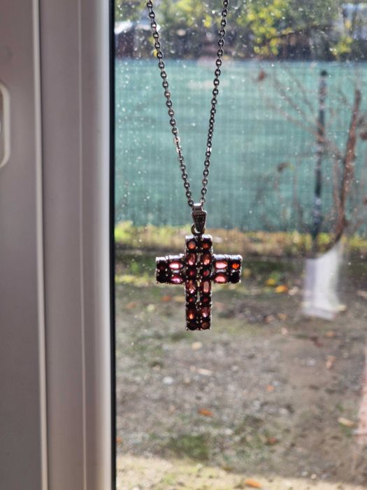 Lănțișor din argint cu pandantiv în formă de cruce – pietre roșii