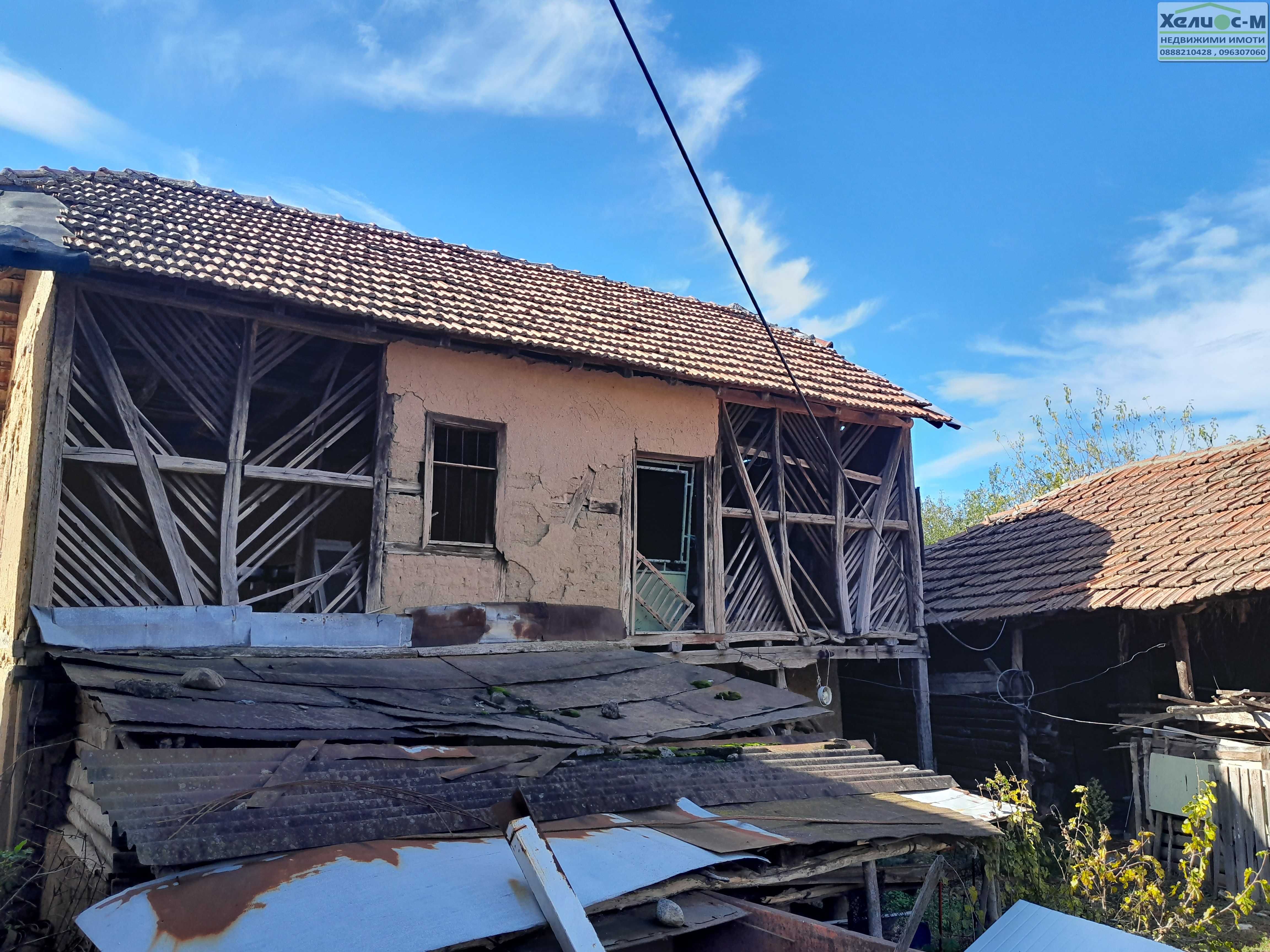 Двуетажна къща с голям двор в гр.Монтана, кв.Кошарник