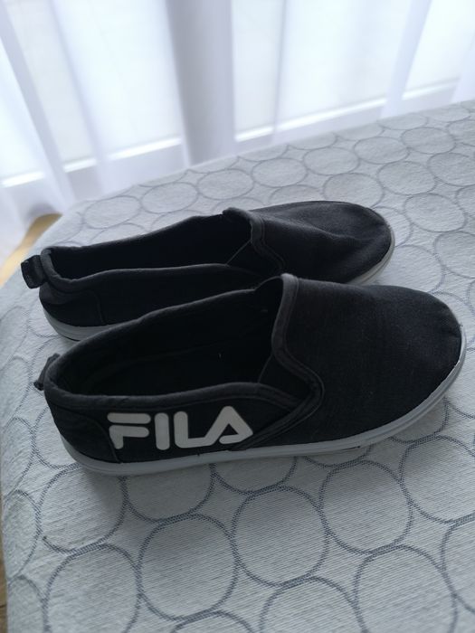 Vând 2 perechi teniși ,marca Fila,numărul 29.