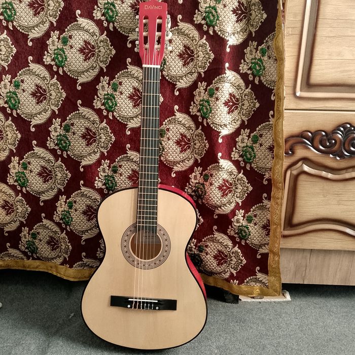 Gitara sotiladi yangi