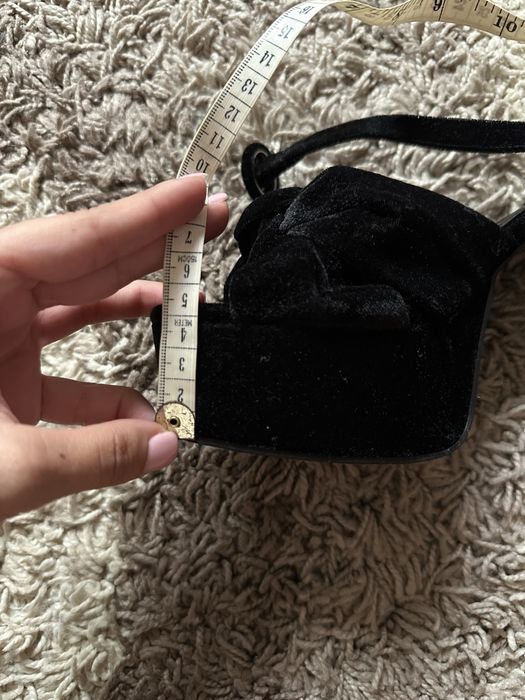 Sandale cu toc din catifea 38