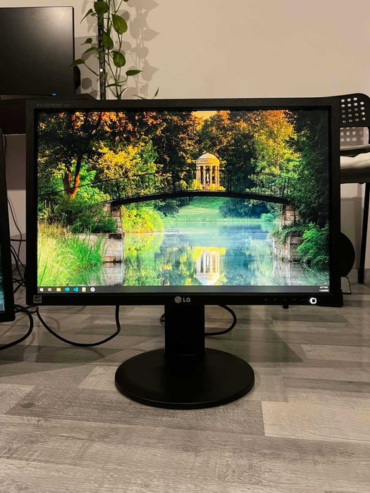 Монитор LG Flatron E2210pm-bn 22'  2бр. без забележки