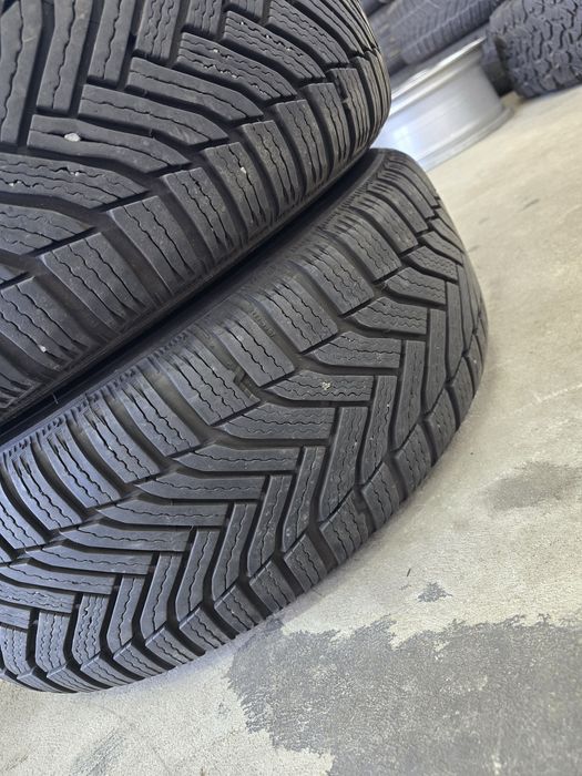 2 Броя 215/55/17 Michelin 7,2mm 23dot