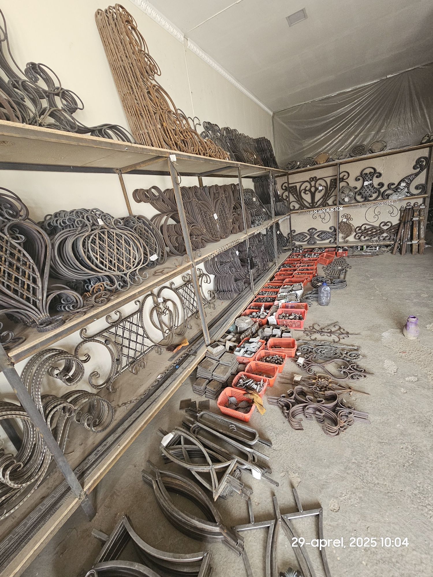 Metal gullar darvoza va reshotkalar uchun