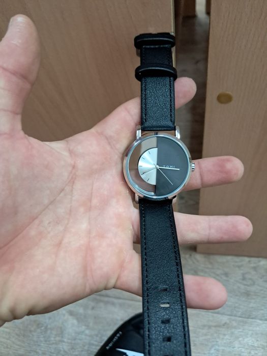 Гарантия на часы пол года.