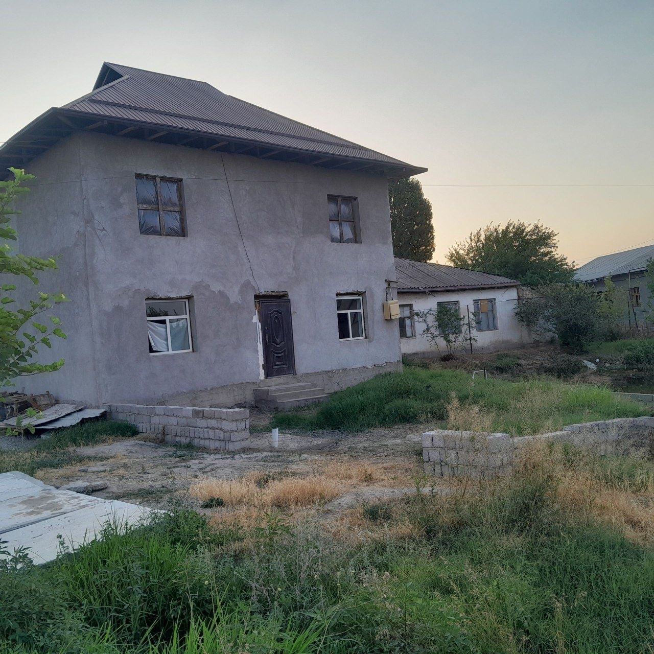 Hovli uy sotiladi
