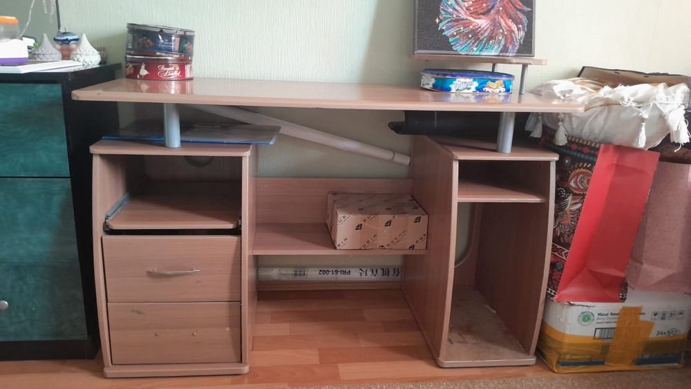 Продается комод с зеркалом и рабочий стол