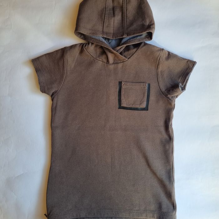 Зелена блуза с мотори H&M и блуза с качулка и къс ръкав Next, 122 см.