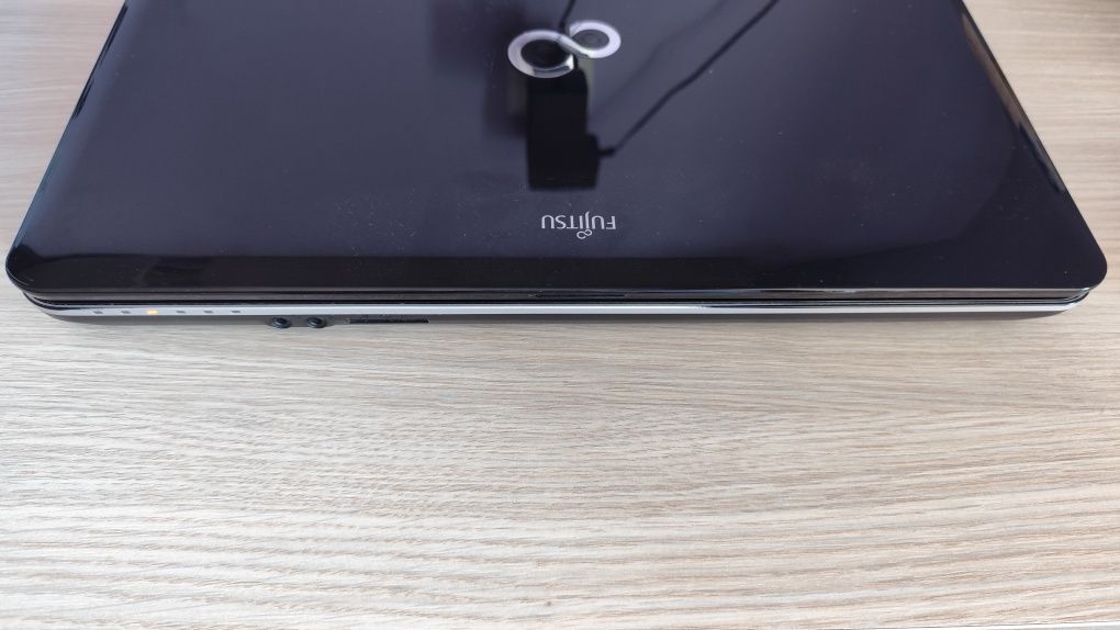 Лаптоп Fujitsu Lifebook AH531