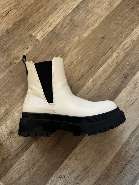 Дамски бежави боти