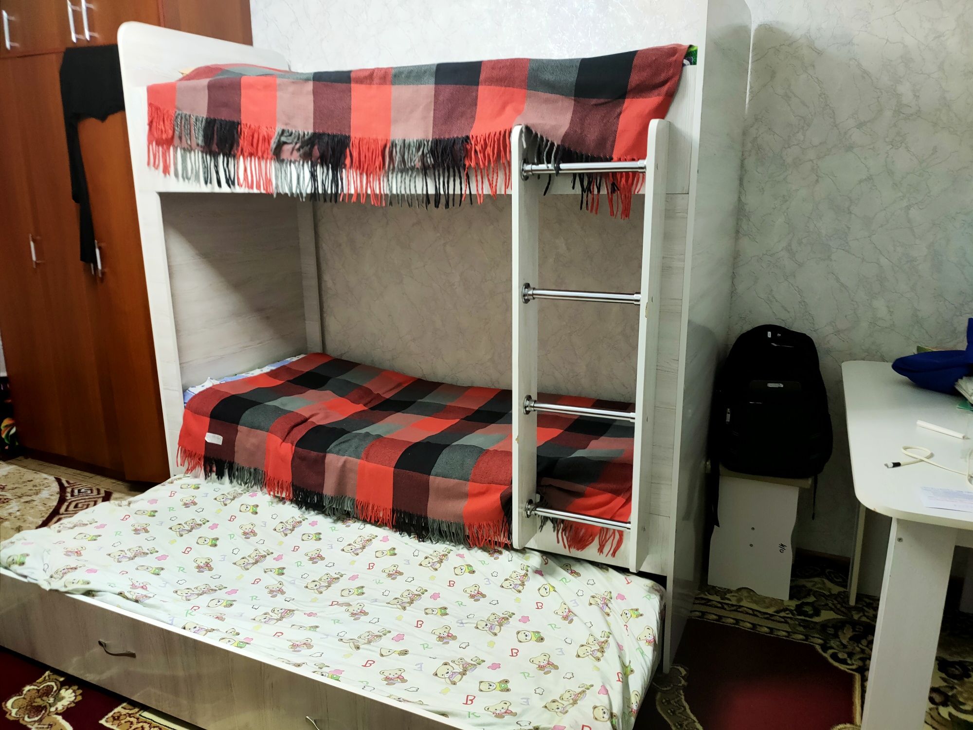 Продаётся трёх ярусная кровать