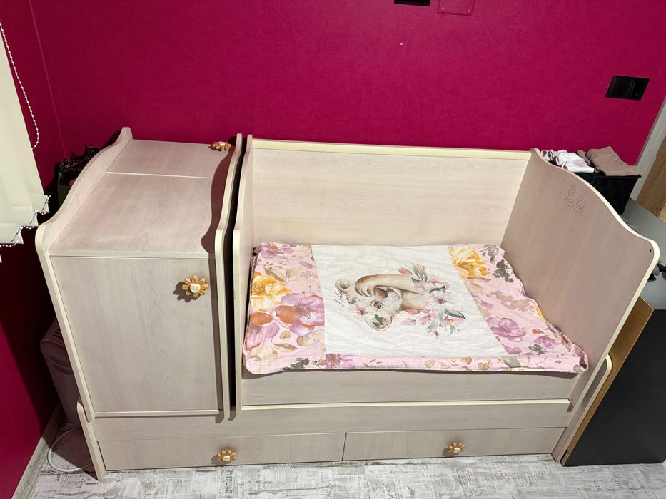 Бебешко легло с решетка и люлеещ механизъм