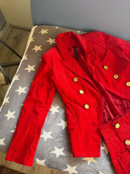 Дамски официален костюм