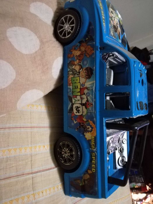 40 Lei. Camion Ben Ten + 1  jucarie cadou.  20 cm lungime.