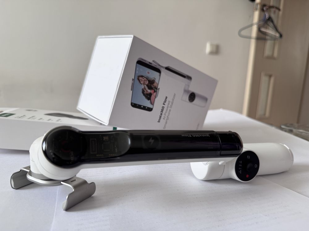 Insta360 Flow   [Стедикамы] Стабилизатор