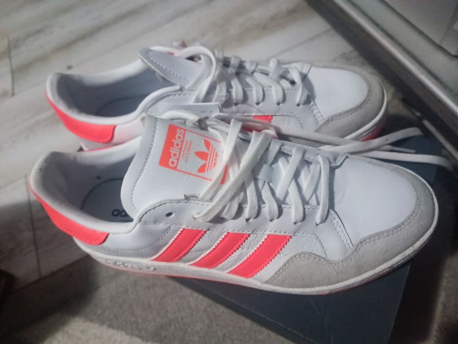 Vând Adidas noi!