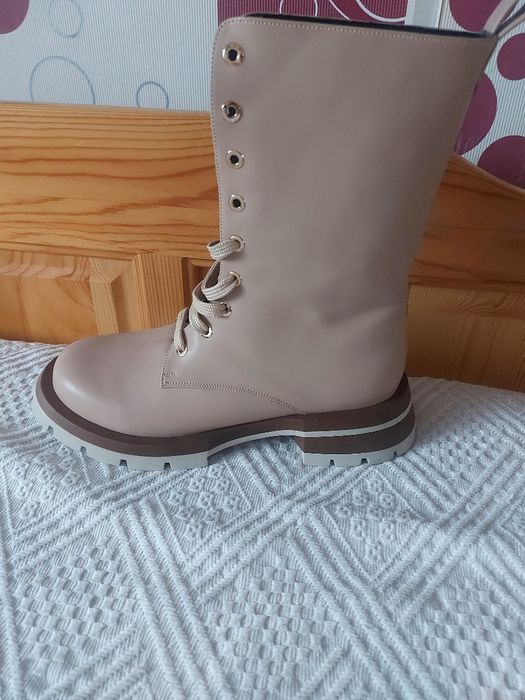 Дамски боти, бежово