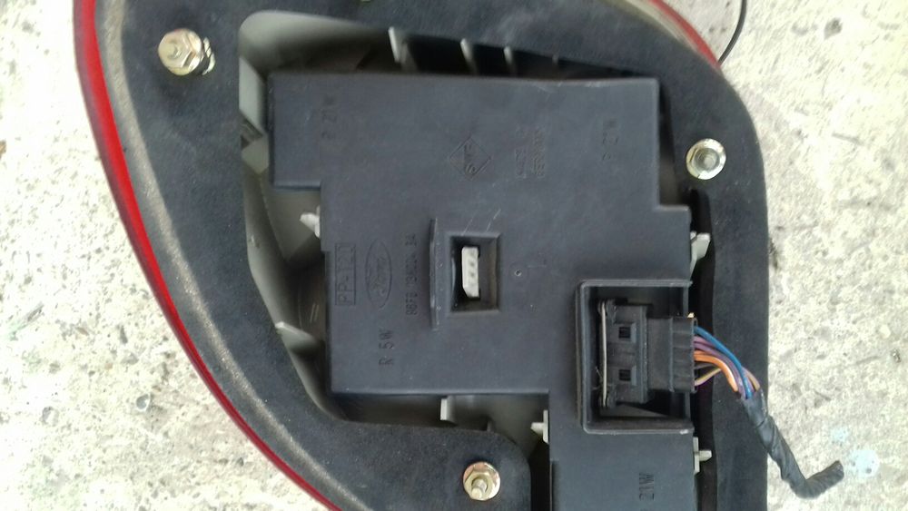 Triple semnalizare Ford Fiesta/Cauciucuri de iarnă PIRELLI 185/60 R14