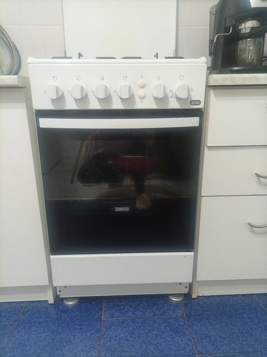 Vând aragaz Zanussi